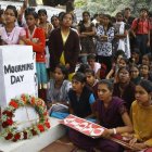 Protestas por la violación en masa de una joven en un autobús en Nueva Delhi en el 2012.-/ AP / AIJAZ RAHI