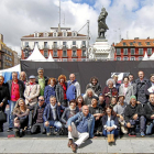 Foto de familia con las compañías premiadas, los miembros del jurado y el director del festival y la concejala de Cultura en primer plano-J. M. LOSTAU