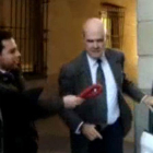 Militantes de Vox esgrimen chorizos ante acusados en el juicio de los ERE.-EFE