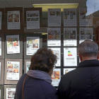 Una pareja mira anuncios de una inmobiliaria.-ICAL