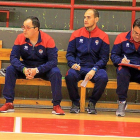 El vallisoletano Dani ordo (izquierda), en el banquillo del Viveros Herol BMNava junto a su plantel técnico.-ELMUNDO