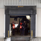 Agentes de la Policía revisan las instalaciones donde ocurrió el suceso-Ical