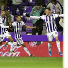 Guardiola celebra con Joaquín y Anuar su gol al Valencia.-J. M. LOSTAU