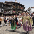 Los vecinos de la Albercan bailan por las calles del municipio durante el Ofertorio.-ICAL