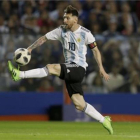 Messi controlando el balón en el amistoso del miércoles frente a Haití en la Bombonera-AP