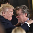 Trump felicita a Bannon el día de su toma de posesión, el pasado 22 de enero-AFP / MANDEL NGAN