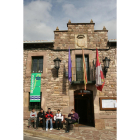 Un grupo de vecinos ante la fachada del Ayuntamiento durante la celebración del Acto de Exaltación del Fuero que lo reconoce como el primer pueblo de España.-BRÁGIMO