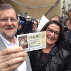 Mariano Rajoy recibe un décimo de lotería durante su recorrido por Estepona (Málaga).-
