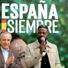 Acto de campaña electoral de Vox en el que participan el camerunés Bertrand Ndongo y el candidato al Congreso por Valladolid, Pablo Sáez.-ICAL