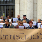 Los secretarios judiciales de la provincia de Valladoldid, durante la concentración a las puertas del Palacio de Justicia.-ICAL