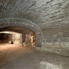 Una de las bodegas que esconde el subsuelo de Medina del Campo, en la que se aprecia su valor arquitectónico, con bóvedas de ladrillo.-IRZON