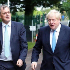 El secretario para Irlanda del Norte, Julian Smith, con el primer ministro británico, Boris Johnson, en Belfast.-AFP