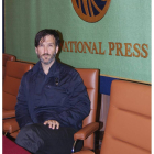 El fotoperiodista catalán Ricardo García Vilanova, galardonado en Japón con el segundo premio "Mika Yamamoto International Journalist", por su labor fotoperiodística en Siria, posa tras una rueda de prensa ofrecida hoy en el Club nipón de Prensa.-Foto: EFE