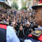 Los Mossos ante las personas que se hallan frente a la escuela Tabor, de Barcelona.-DANNY CAMINAL