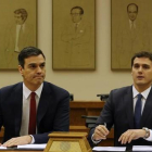Sánchez y Rivera, durante la firma del acuerdo de legislatura, este miércoles en el Congreso.-JUAN MANUEL PRATS