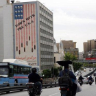 Un edificio iraní muestra mensajes en contra los Estados Unidos en Teherán.-EFE / ADEDIN TAHERKENAREH