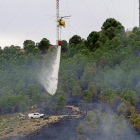 Un helicóptero de los bomberos interviene en el incendio registrado en el cerro del Águila.-MIGUEL ÁNGEL SANTOS / PHOTOGENIC