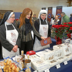 La presidenta de las Cortes de Castilla y León, Silvia Clemente, observa junto a dos monjas, los productos elaborados.-ICAL