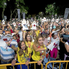 M iles de vallisoletanos sosteniendo sus marionetas durante el evento.-PABLO REQUEJO