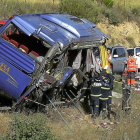 Estado en el que quedó el autocar tras el accidente de julio de 2013 en Tornadizos (Ávila).-ICAL