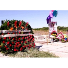 Ofrenda floral dejada a nombre de el 'chapo' Guzmán en la tumba de un narcotraficante amigo.-JUAN CARLOS CRUZ / SEMANARIO PROCESO