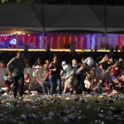 Decenas de personas corren tras el tiroteo en el festival Route 91 Harvest, este domingo en Las Vegas-AFP / DAVID BECKER