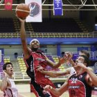 Wade-Chatman lanza a canasta ante la presencia de Sergio de la Fuente y los jugadores rivales.-J.M.LOSTAU