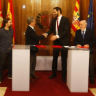 El presidente de la FEB, Jorge Garbajosa y el alcalde Santisteve hoy en la firma del acuerdo-JAIME GALINDO
