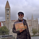 Arturo García, frente a la iglesia de La Antigua en Valladolid, con el libro ‘Haciendo Camino’ de Ovidio Campo.-ARGICOMUNICACIÓN
