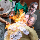 La quema de un muñeco con la foto de Nicolas Maduro y otros políticos de su gobierno.-EFE