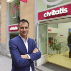 Alberto Gutiérrez, fundador de Civitatis, delante de su oficina en Madrid.-EL MUNDO