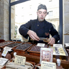Un maestro artesano de Astorga muestra en su stand las múltiples variedades de este dulce introducido en el siglo XVI por Hernán Cortés en la ciudad leonesa.-L.P.