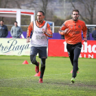 El lateral izquierdo Nacho (izquierda) corre durante un entrenamiento del Real Valladolid.-M.Á. SANTOS