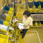 Una trabajadora de Correos reparte las cartas para sus envíos posteriores.-PABLO REQUEJO / PHOTOGENIC