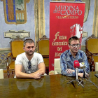 El portavoz de la asociación Bloodbawl y el concejal de Ferias, ayer.-EL MUNDO