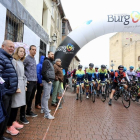 El candidato de Ciudadanos a la Presidencia de la Junta de Castilla y León, Francisco Igea, asiste a la salida de una carrera ciclista de mujeres en Medina de Pomar (Burgos)-ICAL