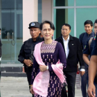 La líder de facto de Birmania, Aung San Suu Kyi llega al aeropuerto de Sittwe, donde inicia su visita al estado de Rakhine-/ AFP / STR (AFP)