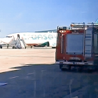 Imagen del avión desviado al aeropuerto de Villanubla junto a los vehículos de emergencia desplegados. E. M.