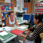 Judith Sobrino Gonzalez, abogada y mediadora de Procomar Valladolid Acoge, realiza diariamente asesorías jurídicas primera acogida a inmigrantes.-EL MUNDO