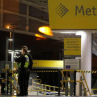 Agentes de policía en la estación Victoria de Manchester, tras el ataque.-