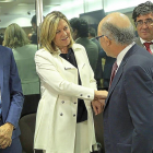 La consejera de Economía y Hacienda de Castilla y León, Pilar del Olmo, saluda a Cristóbal Montoro al inicio del encuentro.-ICAL