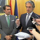 Juan Carlos Suárez-Quiñones y el ministro Íñigo de la Serna, tras la firma de la prórroga del  Plan de Vivienda.-ICAL