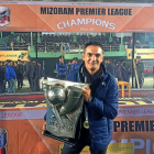 Retamero,con el trofeo de la Mizoram conquistada por su equipo, el Aizawl FC de la Primera división india.-EL MUNDO