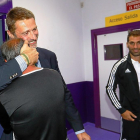 Carlos Suárez abraza a uno de los trabajadores del club en presencia del jugador Javier Moyano.-J.M. LOSTAU