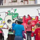 Vecinos de Castronuño colaborando en el mural de Manuel Sierra.- TLP