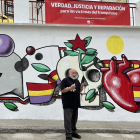 Manuel Sierra junto a su mural en Castronuño.- IU VALLADOLID