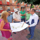 Luis Vélez explica a los representantes de la Asociación de Vecinos Delicias la intervención en el barrio.-E. M.