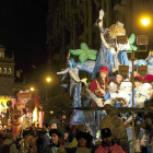 Carroza de Gaspar en la cabalgata de Reyes a su paso por la plaza de Zorrilla