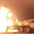 Un misil interceptor del sistema THAAD lanzado desde Alaska durante una prueba del sistema, en Kodiak, el 30 de julio.-EFE / US DEFENSE MISSILE AGENCY