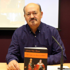 El escritor Germán Díez Barrio posa con un ejemplar de su novela.-E. M.